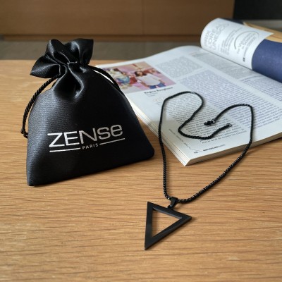 Pendentif Triangle Noir ZP0261