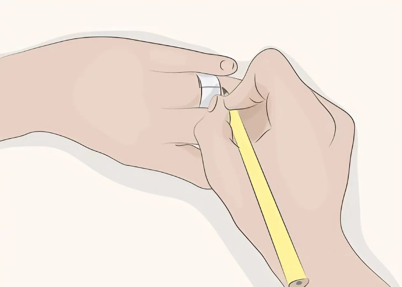 Faites une marque avec un crayon pour mesurer sa taille de bague